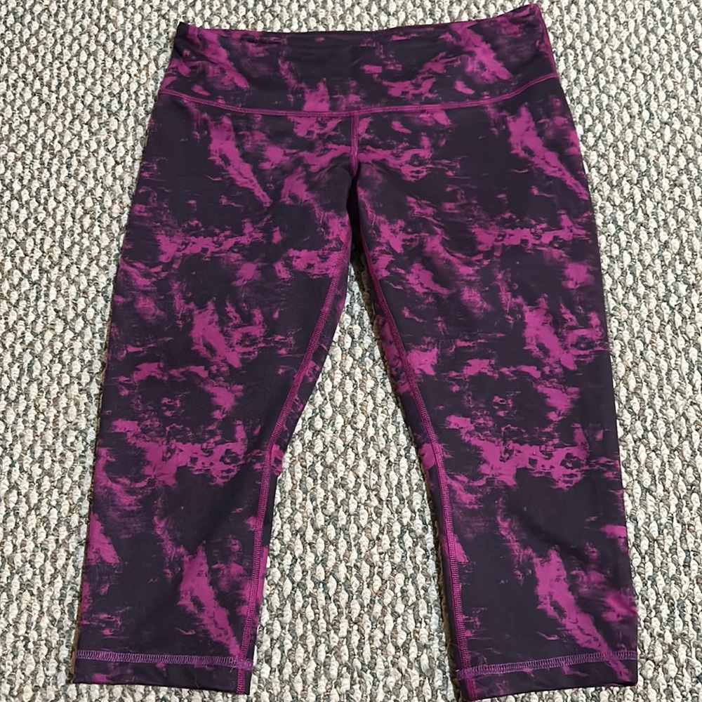 Lululemon Cropped Leggings {size: 10, color: black and fuchsia pattern}